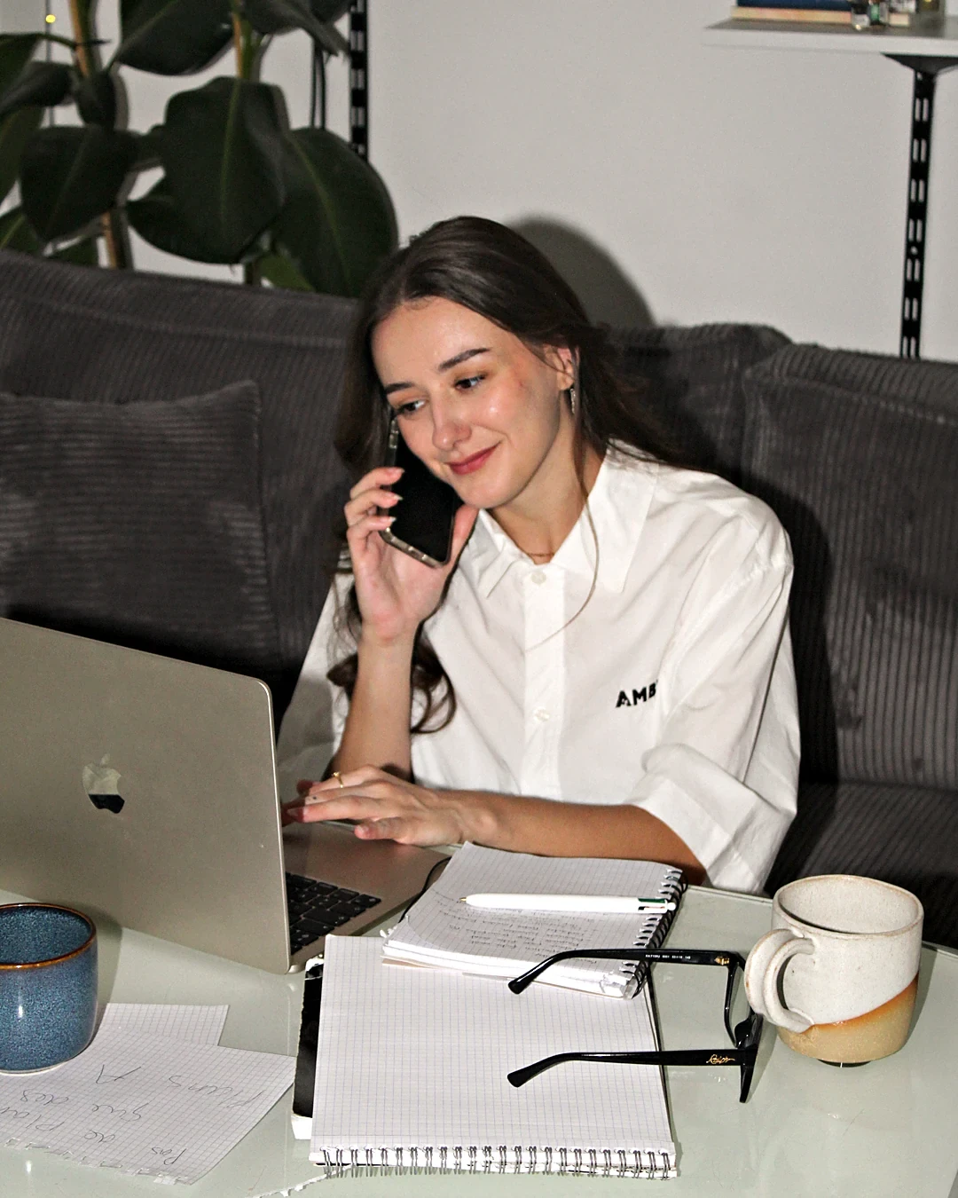 Camille Clairet au téléphone avec un client
