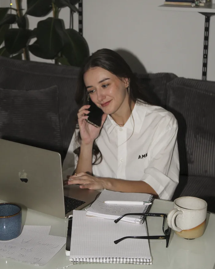 Camille Clairet au téléphone avec un client